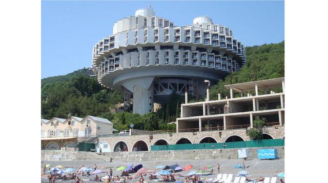 Este complejo en Ucrania combina dos tendencias soviéticos arquitectónicos: La construcción de las cosas de la tierra, y los edificios que se ven un poco como ovnis.