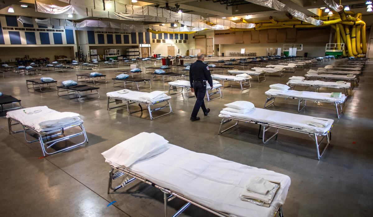 Hospital temporal que ha sido establecido por miembros de la Guardia Nacional de California. El nuevo hospital de campaña con 125 camas ayudará a aliviar la carga del sistema hospitalario local en medio del creciente coronavirus. (Foto: AFP/Apu Gomes)