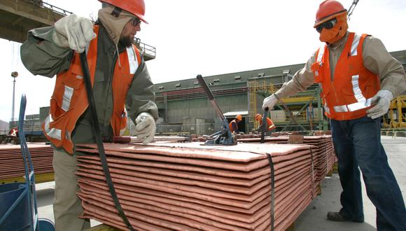 El aumento de los inventarios de cobre en los almacenes autorizados por la Bolsa de Metales de Londres continuó pesando sobre los precios. (Foto: AFP)