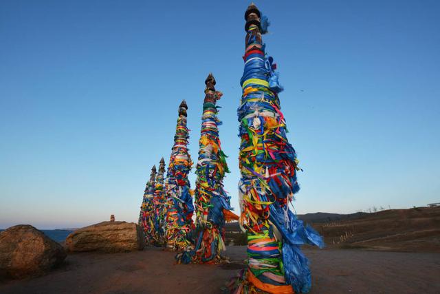 FOTO 9 | 9 Siberia alrededor del lago Baikal
Rusia
“Nos vamos a Siberia, a los confines de Rusia, en plena Asia Central”, exhorta Años Luz, que, como novedad para 2018, ha preparado una ruta senderista de 12 días por los alrededores del enorme, antiguo y profundo lago Baikal, situado en la Siberia más montañosa, al norte de la frontera con Mongolia; los viajeros se embarcarán para conocer dos de sus islas, Olkhon y Ogoi. El programa combina itinerarios a pie con visitas culturales: parte del Gran Baikal Trail, sendero de Gran Recorrido que se adentra en parques nacionales como el Pribaikaslki; pequeños pueblos como Litsvianska y la ciudad de Irkutsk; grandes ríos, bosques de abedules, alerces, cedros y pinos. Hay dos salidas previstas para agosto. Dicen los organizadores que el precio aún se encuentra en preparación.