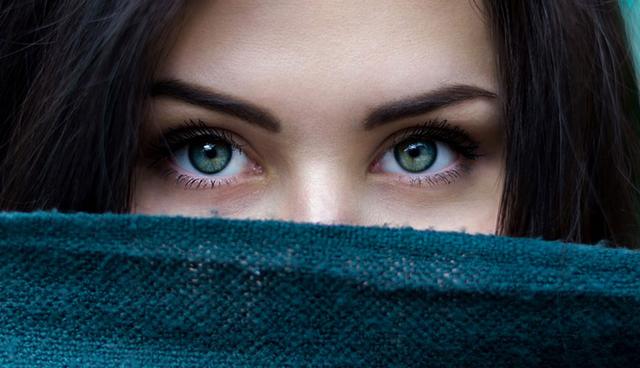 FOTO 1 | 1. Deja una buena impresión
El contacto visual estable y suave es el mejor durante las juntas de negocios. Mantén casual tu contacto visual, algo que sea cálido, conectado y comprometido, pero no fijo todo el tiempo. En el momento en el que te clavas en la mirada de alguien haces que todo se sienta incómodo y poco natural.

Por ejemplo, digamos que estás cenando con tus amigos y les estás contando una historia a cuatro personas, pero tu mirada sólo está enfocada en una. Es perturbador para los demás que no están obteniendo el beneficio de tu mirada y los puede hacer sentir como que no están incluidos en la situación.

En una junta no se cuestiona el hecho de que si hay más de una persona en la habitación, querrás hacer contacto visual con todos, de manera casual, pasando de uno al otro, asegurándote de que todos se sientan incluidos y causando una impresión duradera. Canaliza lo que sientes cuando estás hablando con una persona que te parece realmente interesante. (Foto: Pixabay)