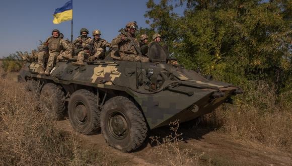 Miembros ucranianos del batallón OPFOR viajan encima de un vehículo blindado mientras participan en un entrenamiento militar en la región de Donetsk el 26 de septiembre de 2023, en medio de la invasión rusa de Ucrania. (Foto de Román PILIPEY / AFP).