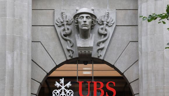 Un logotipo sobre la entrada de la sede de UBS Group AG en Zúrich, Suiza, el jueves 31 de agosto de 2023. Fotógrafo: Arnd Wiegmann/Bloomberg