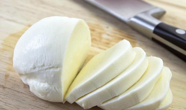 La mozzarella (del italiano antiguo mozzare ‘cortar’) es un tipo de queso originario de la cocina italiana. Existe una variante de este queso en Dinamarca, pero la tradición italiana es más antigua. La ciudad de origen de este queso fue Aversa (Caserta). 