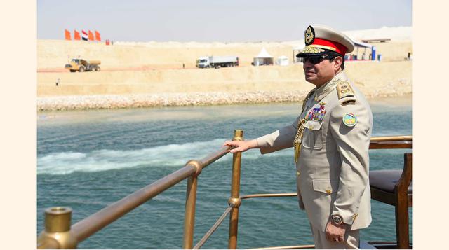 Vestido excepcionalmente con uniforme militar, Abdel Fattah al-Sisi, el ex jefe de las fuerzas armadas que lideró la toma del poder por parte del Ejército hace dos años pero que se postuló a la presidencia como civil el año pasado, navegó en un yate histó