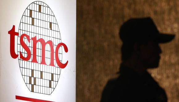 A security personnel stands near the logo of Taiwan Semiconductor Manufacturing Co. Ltd (TSMC) during an investor conference in Taipei, July 16, 2014. TSMC reported a 15.3 percent rise in quarterly profit on Wednesday, thanks to increased demand from smartphone makers such as Apple Inc. REUTERS/Pichi Chuang (TAIWAN - Tags: BUSINESS LOGO)