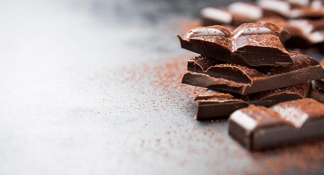 FOTO 2 | Chocolate: Los efectos del chocolate sobre el estado de ánimo no son una cosa nueva, aunque existen muchos mitos sobre este producto. Sí lo es el descubrimiento de por qué se producen dichos efectos y por qué se considera el chocolate como uno de los principales alimentos que aumentan el estado de ánimo. Por un lado, se debe a que la pasta de cacao contiene feniletilamina, que desencadena la liberación de endorfinas placenteras y es precursora de la dopamina, el neurotransmisor relacionado con el "me gusta" (por ejemplo, en un estado de enamoramiento, nuestro cerebro libera feniletilamina). (Foto: Freepik)