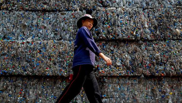 Bloques de plástico se apilan en un centro de reciclaje en Tailandia. (Foto: EFE)