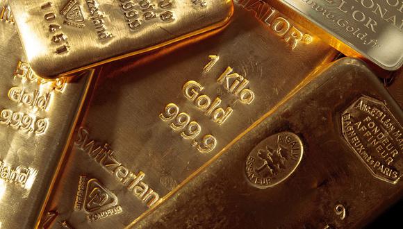 El oro acumula pérdidas de 0.7% esta semana después de tocar su nivel más bajo en más de una semana el jueves. (Foto: AFP)