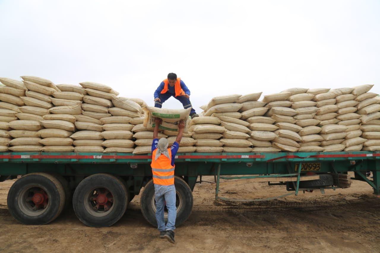 Desde el puerto de Salaverry salieron los primeros tres camiones que distribuirán los fertilizantes en Amazonas, Cajamarca y La Libertad. (Foto: Difusión)