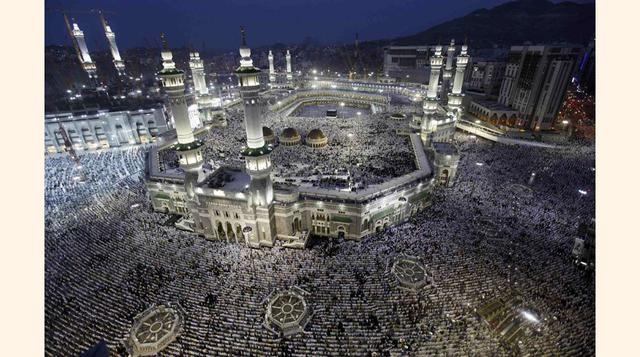 Masjid Al-Haram. La mayor mezquita del mundo rodea la Kaaba, el lugar más sagrado del Islam, que se encuentra en la ciudad de La Meca, Arabia Saudita. La mezquita tiene un superficie de 356,800 metros cuadrados y capacidad para 820,000 fieles. Hay en marc