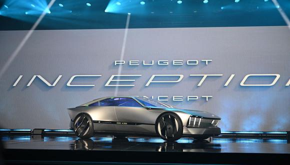 El automóvil Peugeot Inception EV Concept se presenta en el discurso de apertura de Stellantis durante el Consumer Electronics Show (CES) en Las Vegas, Nevada, el 5 de enero de 2023. (Foto de Robyn BECK / AFP)