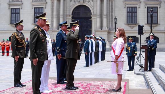 Dina Boluarte recibió bastón de mando de la PNP y Fuerzas Armadas. Foto  Presidencia.