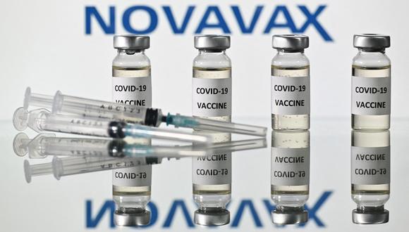 La aprobación de la vacuna de dos dosis, de marca Nuvaxovid, llega mucho antes de la posible autorización en Estados Unidos, donde Novavax ha tenido que hacer frente a problemas de fabricación y espera presentar la solicitud para su aprobación a finales de año. (Foto: JUSTIN TALLIS / AFP)