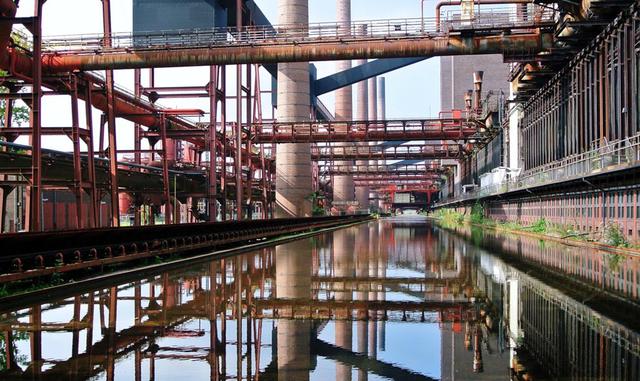 1. La mina de carbón de Zollverein. Sobre ella descansan diariamente más de cinco millones de personas, en un entorno de conurbaciones urbanas (Essen, Dortmund, Bochum) sin apenas atractivo histórico, dado que su proyección demográfica e importancia histó