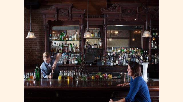 Clover&#039;s Club (Nueva York). El bartender es Tom Macy y su cóctel emblema el ‘The Green Giant’. (Foto: revistagq)