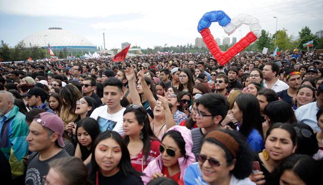 Con unas 30.000 personas saltando a la vez, el décimo día de protestas en Chile reivindicó su voluntad pacífica este domingo en un concierto que tuvo como clímax "El baile de los que sobran". (Foto: EFE)