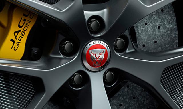 En el interior, parece un Jaguar. Cuero negro cubre los asientos delanteros de fibra de carbono aptos para autos de carrera. Hay un puerto USB, dos portavasos y una pantalla táctil GPS, junto con un punto de acceso para wifi 4G.