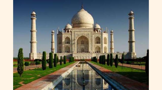 INDIA La inmensa nación de India posee 35 lugares Patrimonio de la Humanidad y gran parte de sus joyas culturales son templos, conjuntos arquitectónicos como el muy conocido Taj Mahal, que reflejan las culturas hinduistas o budistas. Además, India ofrece 