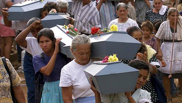 Mujeres campesinas cargan ataúdes con osamentas de sus familiares quienes fueron victimas de la masacre de El Mozote perpetrada por el ejército de El Salvador en 1981. (Foto: YURI CORTEZ / AFP).
