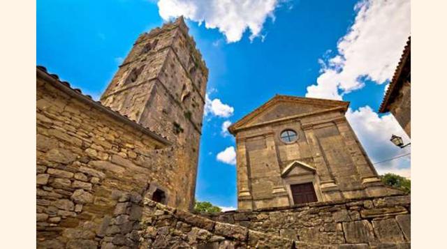 Algo destacable de Hum son sus frescos pintados en la segunda mitad del siglo XII, se pueden ver en la capilla románica de San Jerónimo y en el cementerio de Hum. No se conoce el nombre del autor, pero sin duda estaba dotado de gran talento. (Foto:  xbrch