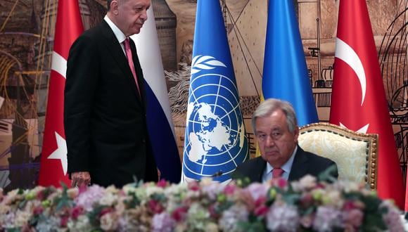 El presidente turco, Recep Tayyip Erdogan, y el secretario general de la ONU, Antonio Guterres, asisten a la ceremonia de firma del acuerdo de envío de cereales entre Turquía-ONU, Rusia y Ucrania después de su reunión en Estambul, Turquía, el 22 de julio de 2022. (Foto: EFE/EPA/SEDAT SUNA)