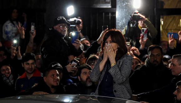 La vicepresidenta de Argentina, Cristina Fernández (R), en juicio por presunta corrupción, saluda a los partidarios que se manifiestan frente a su residencia en Buenos Aires, el 29 de agosto de 2022. (Foto por Luis ROBAYO / AFP)