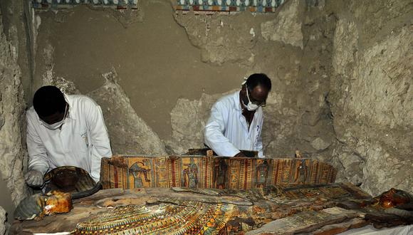 Hace cerca de un mes descubrieron momias y figuritas funerarias de la era faraónica en tumba de Egipto