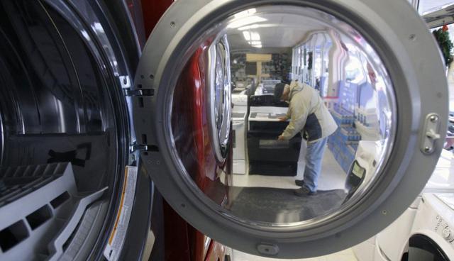 FOTO 10 | La carestía de liquidez se hizo crítica en septiembre y eso le obligaba a actuar de inmediato para poder salvar todo lo que se pudiera. En la imagen, interior de una tienda de Sears en Berlín (Alemania), el 29 de noviembre de 2007.  (Foto: AP/ EL PAÍS)