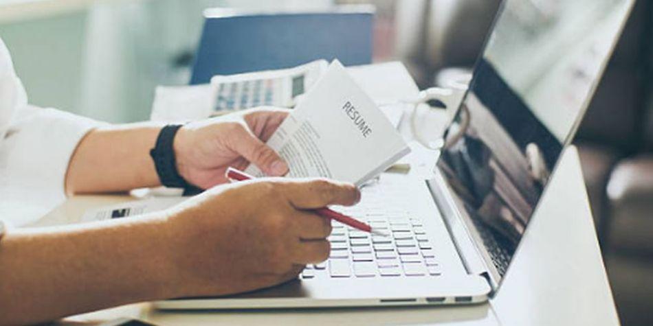 Existen altas posibilidades de que los empleadores se den cuenta que mintió en su currículum. (Foto: iShock)