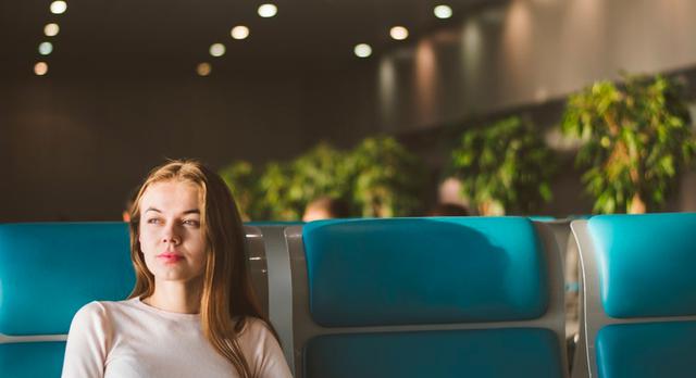 FOTO 6 | 5. Visualiza tu éxito diario (1-2 minutos). Este último paso se puede hacer rápidamente, pero es la clave para avanzar con confianza en tu día. Tómate uno o dos minutos para imaginar la jornada por venir y todas las cosas grandes y pequeñas que tienes que lograr.

Mientras repasa estos eventos en su mente, visualízate logrando tus principales objetivos.  Imagina el trabajo que tendrás que hacer: las reuniones o las llamadas telefónicas importantes que tienes en la agenda. A simple vista, mírate a ti mismo manejando cualquier situación difícil con gracia y tacto e imagina cómo te moverás a través de tus proyectos de manera eficiente y competente. Imagínate concentrado y productivo, cumpliendo con tu lista de tareas pendientes y manejando cualquier cosa que pudiera surgir. (Foto: Artem Maltsev vía Unsplash)