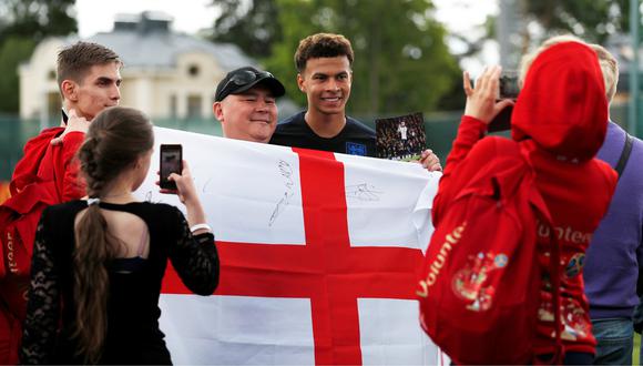 El jugador inglés Dele Alli posa con algunos fans en San Petersburgo. (Foto: Reuters)