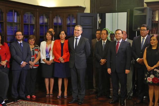 Sylvia Cáceres juró en el cargo de ministra de Trabajo y Promoción del Empleo esta mañana delante del resto del gabinete encabezado por Salvador del Solar. (Foto: Presidencia de la República)