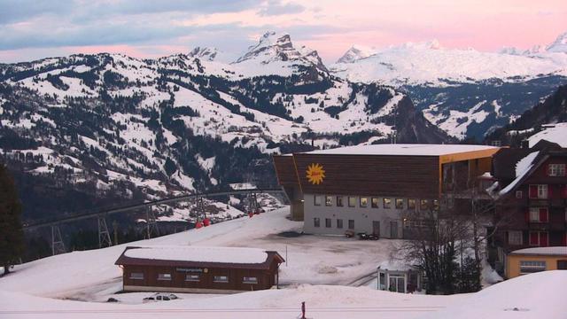Foto 7. Este funicular que circula desde la ciudad de Schwyz hasta el pueblo montañoso de Stoos en Suiza puede, en cada viaje, transportar hasta 272 personas. (Foto: Difusión)