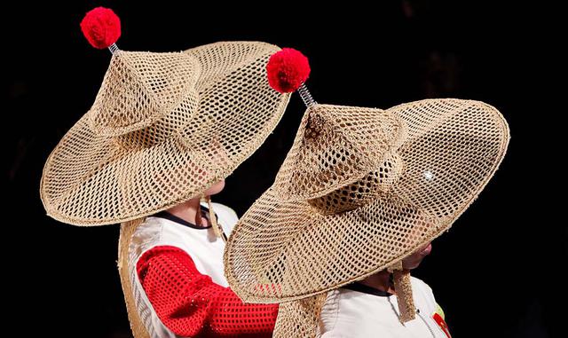 Foto 10 |  Los colores fuertes, como el amarillo, el rojo y el verde, volvieron a aparecer en este show de Desigual, acompañados de alegres estampados y una clara intención de crear moda cómoda y práctica para la mujer actual, libre y decidida.