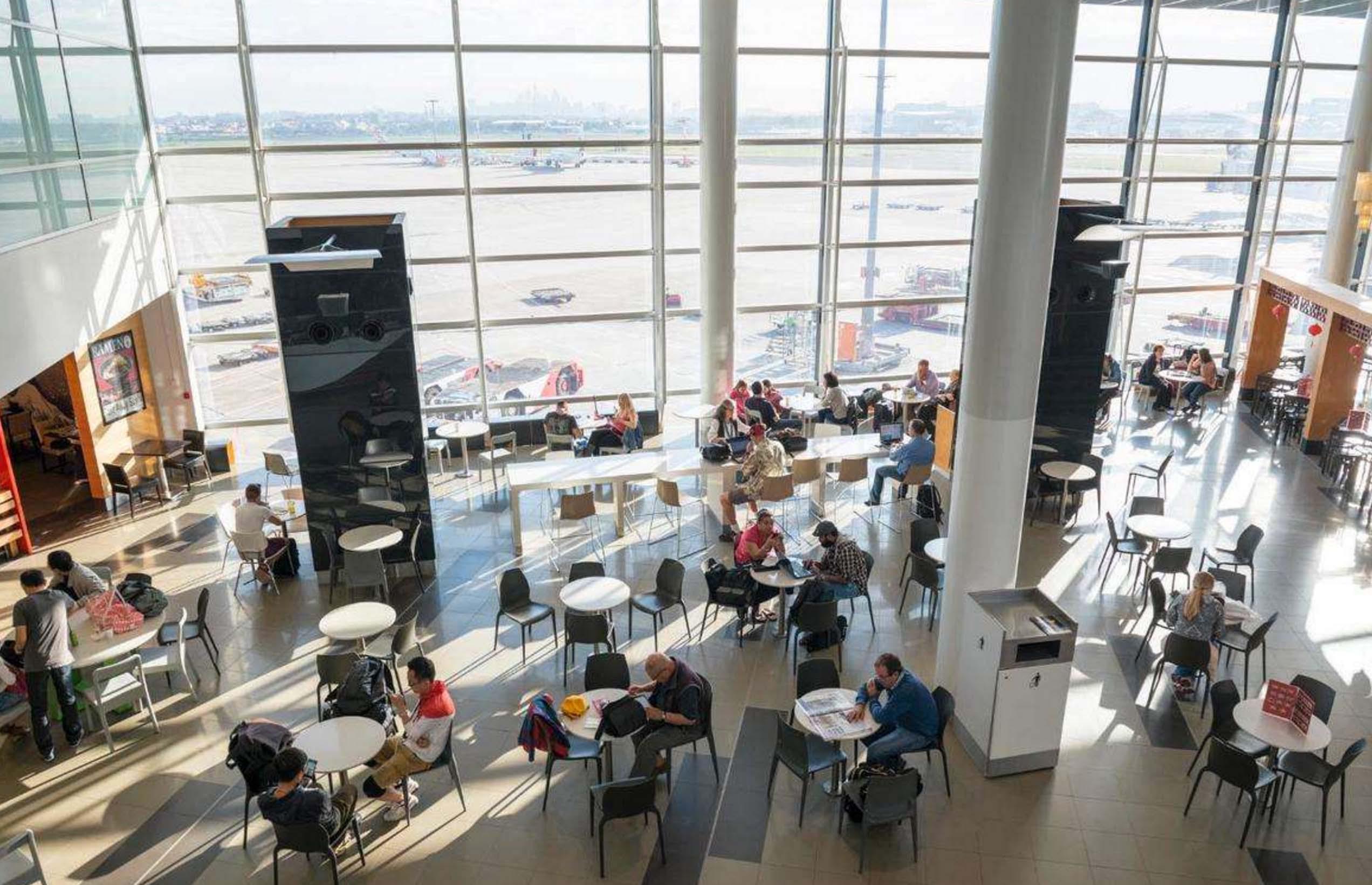 FOTO 18 |  EVITA GASTAR DE MÁS EN EL AEROPUERTO.  Tomar un vuelo va acompañado de un puñado de situaciones estresantes, desde pasar por los carriles de seguridad del aeropuerto hasta retrasos en la navegación y otros dolores de cabeza. Pero si bien hay algunas variables que están fuera de tu control, empacar estratégicamente es una manera fácil de prepararte para el éxito. "Empaca una botella de agua vacía, llénala después de que hayas pasado la seguridad, y empaca tus propios bocadillos", sugiere Perrin. Otra forma de reducir los costos: "Lleva una tarjeta de crédito que te ahorre el pago de las tarifas de equipaje", agrega, destacando las tarjetas Delta SkyMiles de American Express y las tarjetas de crédito United MileagePlus de Chase. También considera aprovechar una tarjeta de marca compartida que "te da acceso a la sala de estar del aeropuerto, lo que significa obtener refrigerios, bebidas, Wi-Fi y más", dice Perrin. (Foto: Getty)