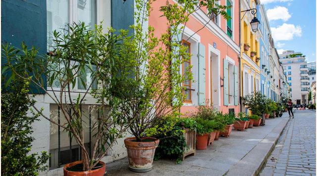 Calle Crémieux, París; Esta calle minúscula, encajada entre dos arterias de París se mantuvo en secreto durante años. Hoy en día, esta pepita de colores cerca de la estación de Lyon es el decorado natural de muchas sesiones de fotos. ¡Un aire de campo en 