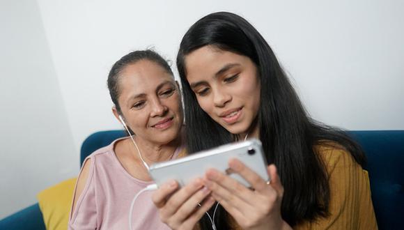 Para el año 2022, el 72.2 % de mujeres de 12 años a más utilizaban internet. (Foto: Osiptel)