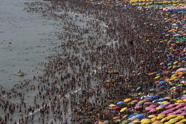 1 - Esta foto del 16 de febrero de 2020 muestra la playa pública Agua Dulce repleta de miles de bañistas en Lima, Perú. Algunos fines de semana durante el verano del hemisferio sur, que se extiende desde diciembre hasta marzo, hasta 40,000 personas por día visitan la franja de Agua Dulce de media milla de largo (kilómetro de largo). (Foto: AP)
