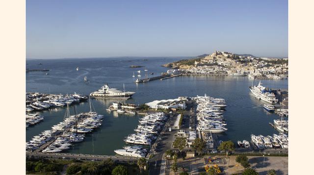 Ibiza Magna, España. Está ubicado cerca de muchos casinos, así como de la icónica discoteca Pacha, famosa por ser el hogar de la música electrónica. Cuenta con 85 espacios para yates de hasta 60 metros. Los yates más grandes pueden atracar fuera del puert