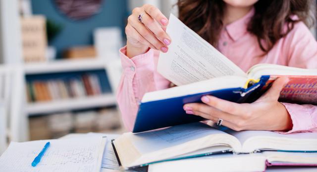 FOTO 5 | Reescribir o explicarle a alguien más: Es una manera de fijar lo aprendido y a la vez de notar en donde nos falta reforzar un poco más el estudio. Son formas de autoevaluarse, mientras a la vez quizás estamos ayudando a alguien más. Pararse desde el lado del que escucha la explicación también es un buen ejercicio, volviendo a recibir los contenidos y también corrigiendo en caso de error o duda. (Foto: Freepik)