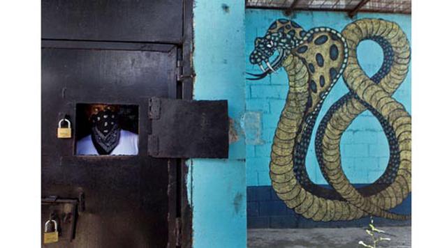 San Pedro Sula, Honduras. Homicidios: 1.317. Población: 769.025. Tasa de homicidios: 171.20. En la imagen: Un hombre enmascarado de la banda de la calle 18 observa desde su celda de la prisión de San Pedro Sula.