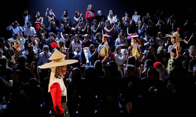 Foto 6 | Los diseños se han inspirado en junglas no sólo exóticas, sino también en las urbanas y psicodélicas, por lo que las prendas cuentan tanto con coloridos diseños florales como con pantalones y chaquetas vaqueras trabajados con llamativos detalles.