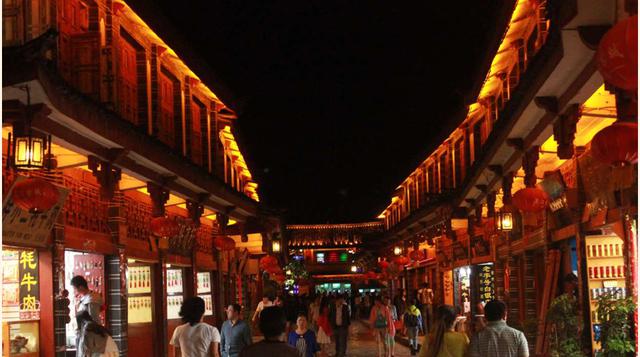 Calle Xianhua, Lijiang; El pequeño pueblo chino de Lijiang no para de atraer a amantes de la historia. Es que las calles del distrito histórico, preservadas de la arquitectura moderna, ofrecen un viaje en el tiempo. Un paseo a lo largo de un arroyo, lleno