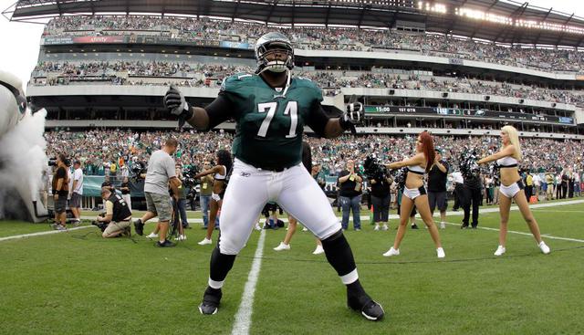 Jason Peters | El atacante de los Philadelphia Eagles, Jason Peters, se ubica en esta lista de Forbes con ingresos anuales de 20,7 millones de dólares. (AFP).