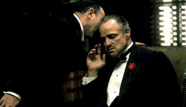 FOTO 4 | El Padrino (The Godfather, 1972). Ampliamente aceptada como una de las mejores películas que jamás se hayan hecho, El Padrino, en su esencia, es una historia sobre una pequeña empresa familiar que se está convirtiendo en una organización grande y poderosa en Nueva York, mientras lucha contra la oposición.

La película ofrece información sobre lo que se necesita para convertirse en una de las empresas familiares más influyentes y dinámicas del país. En la película, Vito Corleone otorga favores y ayuda a las personas con sus problemas, resaltando la importancia de las relaciones y las redes de contacto en cualquier negocio. El Padrino te hará pensar en estrategias competitivas, alianzas, fusiones y diversificación de negocios.