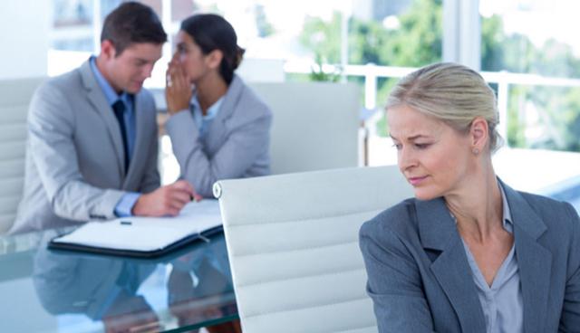 FOTO 8 | 8 y final. Cuentan rumores incomprobables sobre ti
Cito algunas  de las cosas más rutilantes que me ha tocado escuchar que han dicho empleados de sus jefes con tal de hacerles daño: “Me dijeron que en otro empleo se agarró a golpes con un compañero. Por eso lo echaron” o “Yo conozco a un vecino de su barrio. Dicen que le debe hasta al de la tiendita de la esquina”. Última: “Toma whisky todas las noches, por eso llega con la cara roja en la mañana. ¿No te has fijado que habla medio de costado, como para que no se note el aliento?”…

En resumen, se trata de estar advertido para poder tomar cartas en el asunto a tiempo, ya sea conversando con los colaboradores o bien, iniciando, en casos extremos, una búsqueda de empleo.
