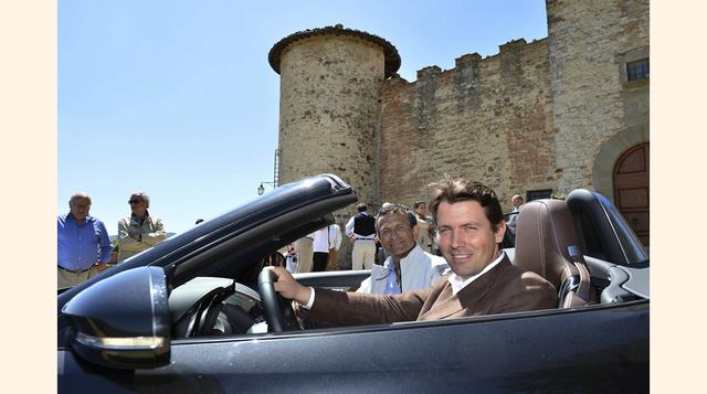 Salvatore Ferragamo estudió zapatería en Nápoles. Abrió su primer tienda en Bonito, Italia a los 13 años. En EEUU aprendió sobre fabricación y ahora lo llaman "El Zapatero de las Estrellas". (Foto