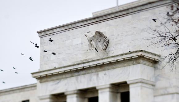 Una bandada de aves vuela frente al edificio de la Junta de la Reserva Federal Marriner S. Eccles en Washington, D.C. (Foto: Bloomberg)