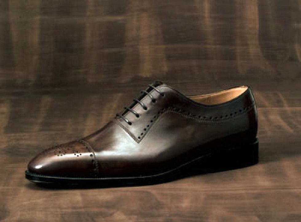Este es uno de los más grandes modelos en la industria de calzado. Cada par está hecho completamente a mano para ofrecer una mejor experiencia y mantener un alto nivel de elegancia. (Precio: US$ 1,250)